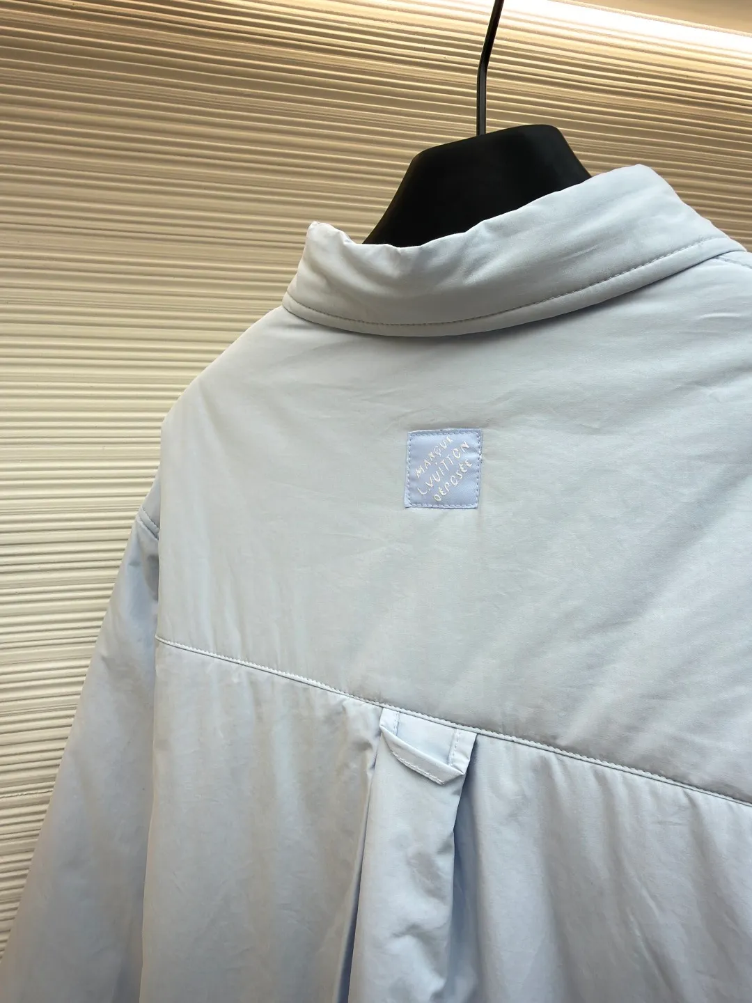 LOUIS VUITTON SKI Ski Series Lightly padded cotton long-sleeved cotton jacket ●Original version: Purchased and developed by 22889 ●Item number: 1682102-B25 ●Fabric: 100% cotton fabric ●Technology: Positioned cutting machine ●Color: blue ●Version: fitted version ●Weight: about 810 grams ●Size: S-M-L-XL ●Description: This Louis Vuitton shirt-style jacket is made of high-count combed cotton blend fabric. It has been pre-washed and treated with water to achieve a soft and skin-friendly feel, while also giving the fabric anti-wrinkle and easy care properties. The body of the garment is filled with a thin layer of warm cotton using quilting technology. The stitches are fine and even and arranged in a regular rhombus pattern, which not only ensures warmth but also prevents cotton batting from clumping and shifting. The front pocket is inlaid with a first-layer cowhide embossed badge. The LV classic logo is combined with the shield-shaped outline and is made through a heat-pressing shaping process. The edges are polished smooth and burr-free. The placket uses natural horn buttons, which are double-fastened with metal snaps to increase durability. The shoulders and side seams use hemming stitching technology, and the lines are neatly and symmetrically routed. The overall cut is a loose shirt silhouette, and every splicing is precisely aligned, showing the brand's exquisite clothing craftsmanship and details. The overall wiring is straight and delicate, the fabric is comfortable and soft, and the color is consistent without color difference. It can be matched with the same style to create a fashionable look and control various occasions. Customized accessories, complete with three standards, same style for men and women!
